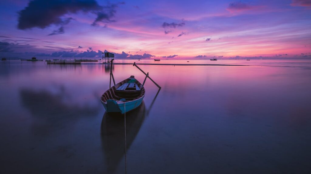 Photo by Pixabay: https://www.pexels.com/photo/green-boat-with-oars-on-both-side-during-golden-hour-panoramic-photography-33582/